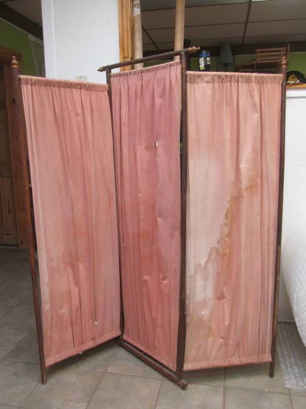 lot 193 image: 3 Piece Room Divider