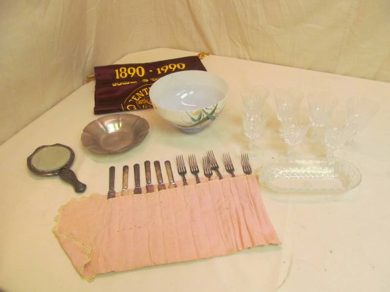 lot 197 image: Crystal Glasses,Cultury Set,  Relish Dish, and more