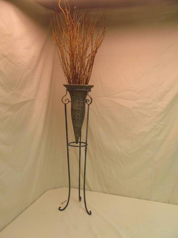 lot 206 image: Iron Lawn Dcor w Willow Branches