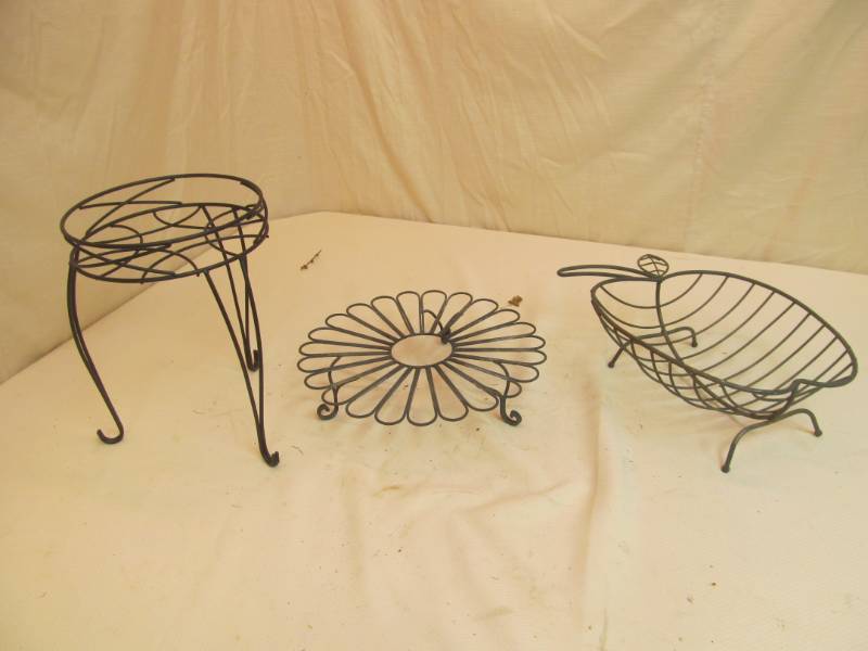 lot 213 image: Iron Patio Decorations