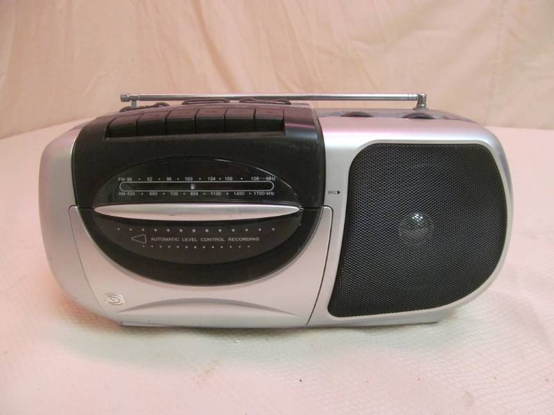 lot 223 image: Durabrand CassetteFM Radio
