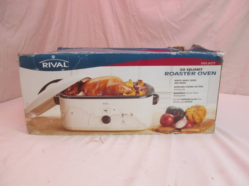 lot 224 image: 20 Quart Roaster Oven
