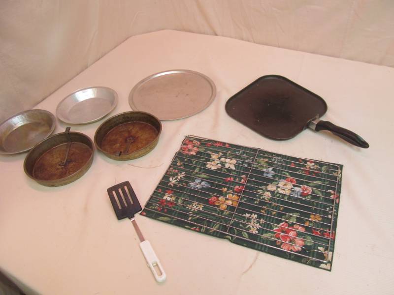 lot 227 image: Pans, Cooling Rack