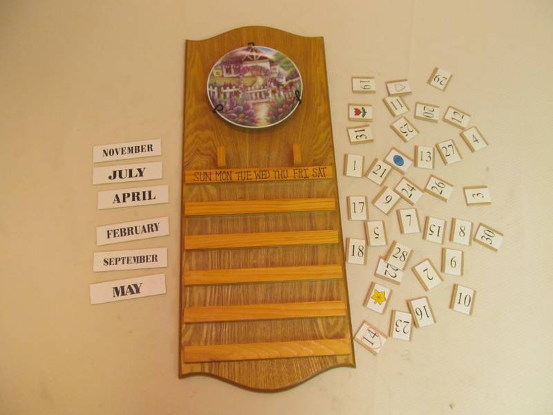lot 231 image: Wooden Perpetual Calander