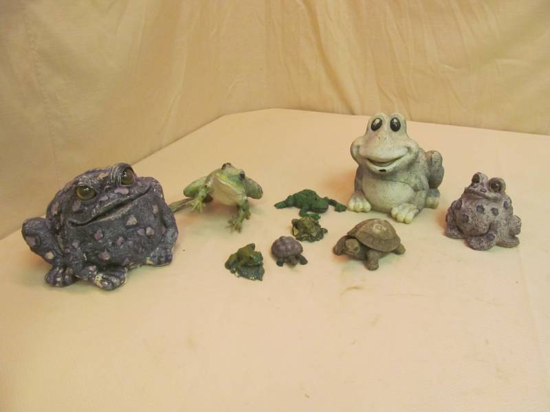 lot 234 image: Group of FrogTurtle Decorations