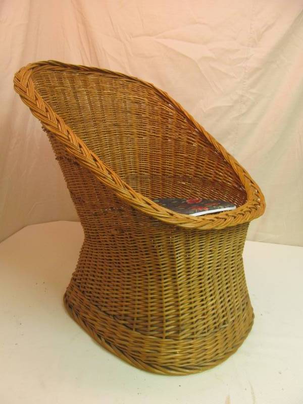 lot 246 image: Wicker Chair w floral Cushion