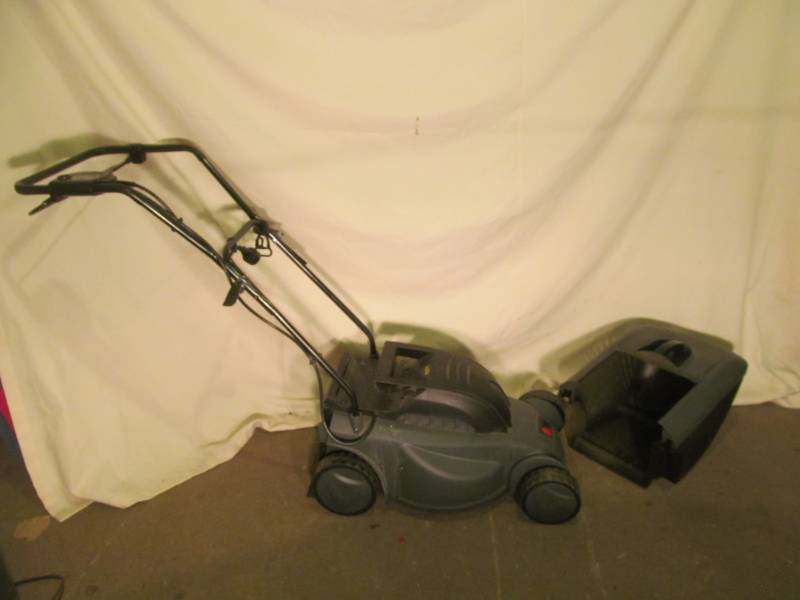 lot 264 image: Electric Lawn Mower wBagger