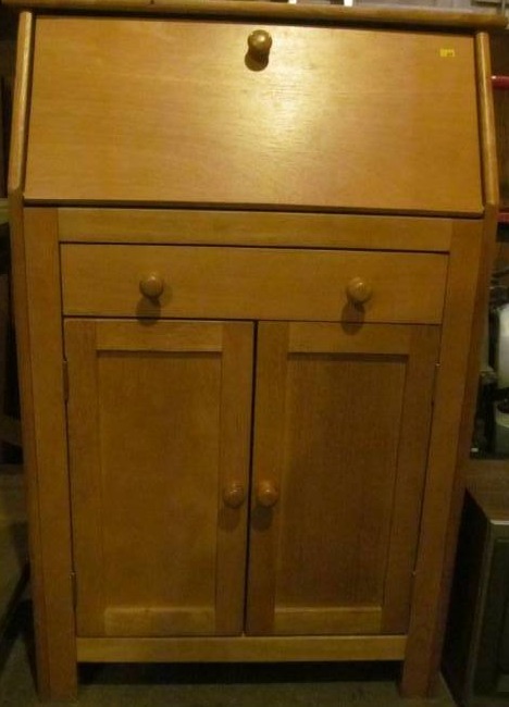 lot 281 image: desk