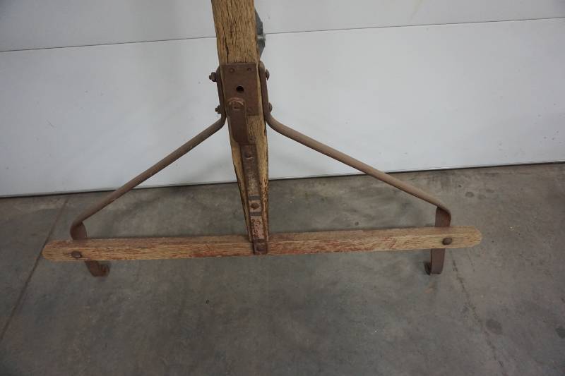 lot 15 image: Antique Horse Drawn WagonBuggy Tongue Hitch