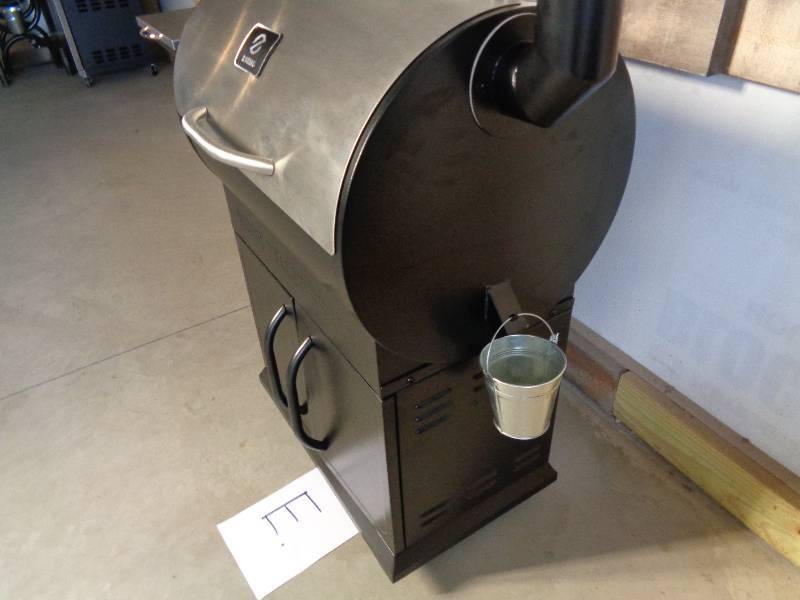 lot 5 image: Brand New Large Pellet Grill  BBQ