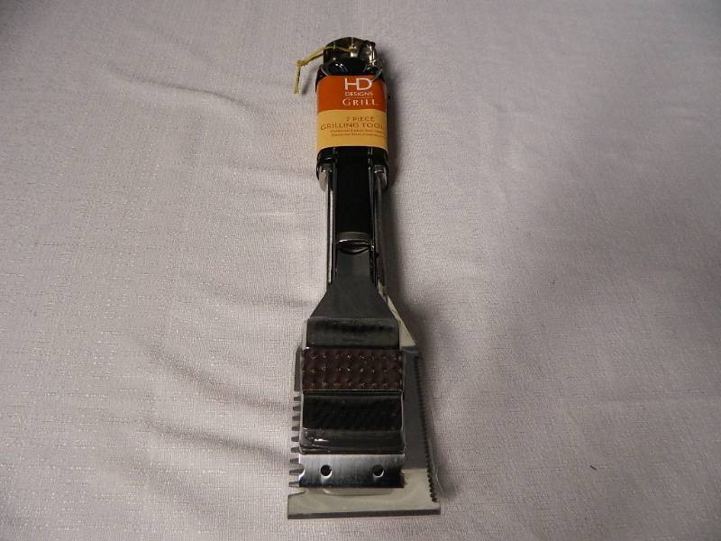 lot 26 image: New 7 Piece Grilling Tool Set