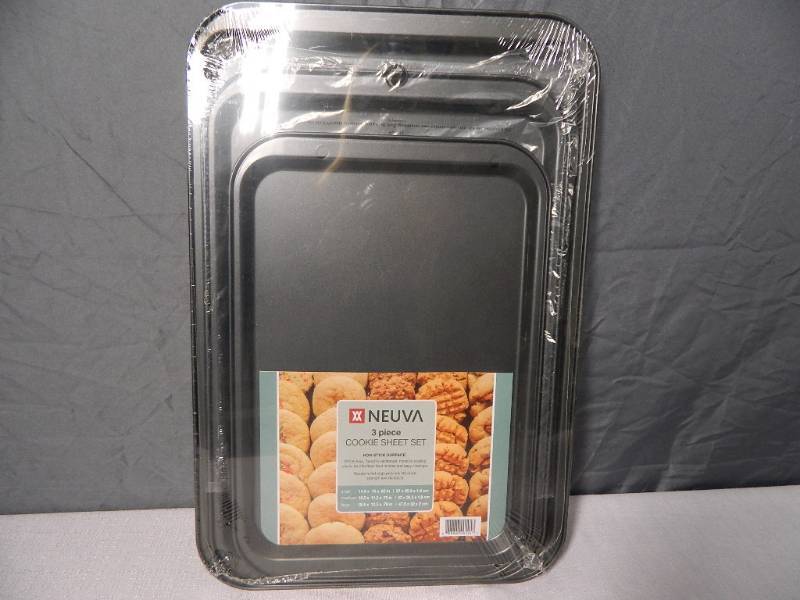 lot 32 image: New 3 Piece Cookie Sheet Set
