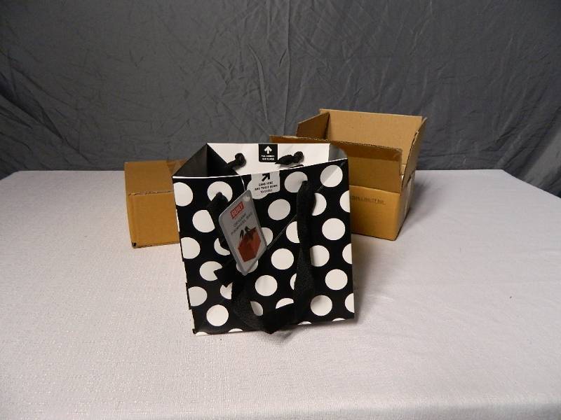 lot 40 image: 10 New Origami Gift Bags