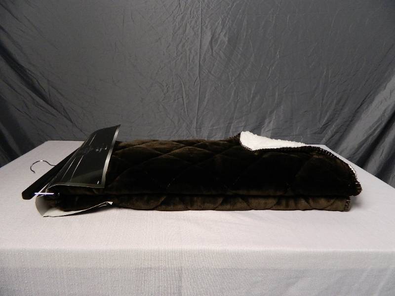 lot 43 image: New Quilted Velvet Sherpa Throw
