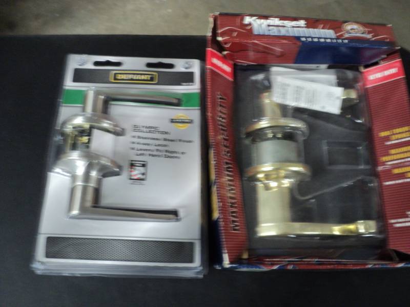 lot 4 image: Defiant 4 Way Latch and Kwikset Max...
