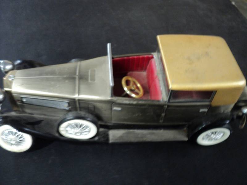 lot 9 image: Vintage Car...