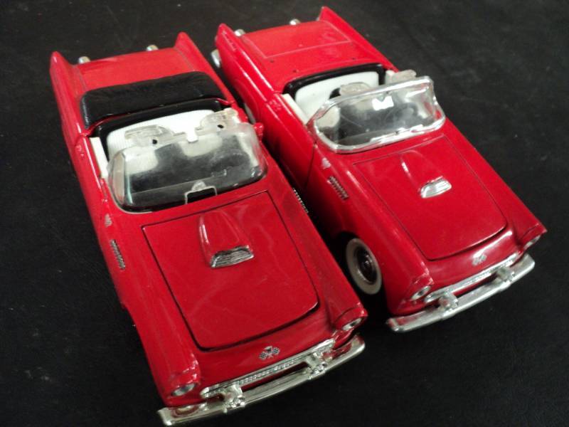 lot 26 image: 2 Die Cast Cars 6 x 2.5...