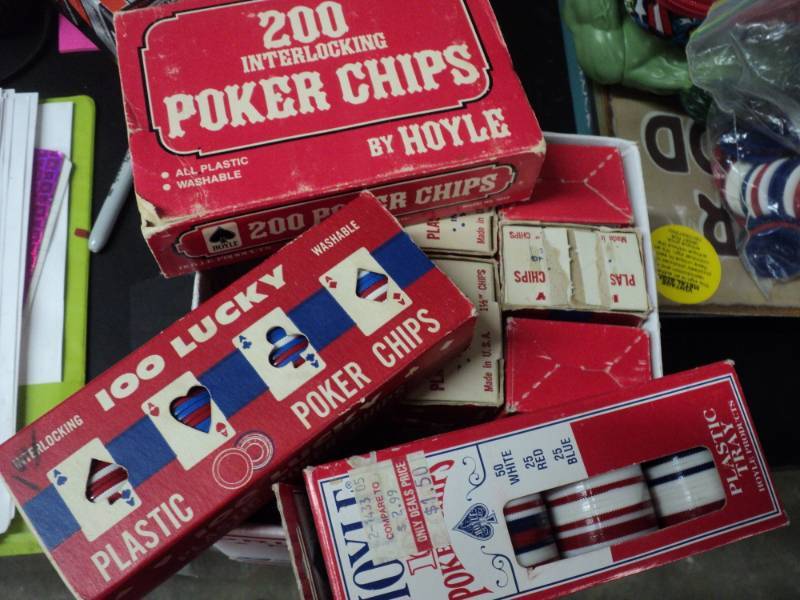 lot 75 image: 1000 Poker Chips...