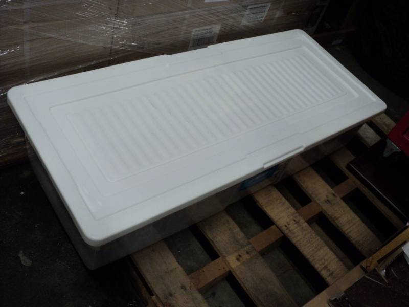 lot 101 image: Rubber Maid Extra Large Storage wit...
