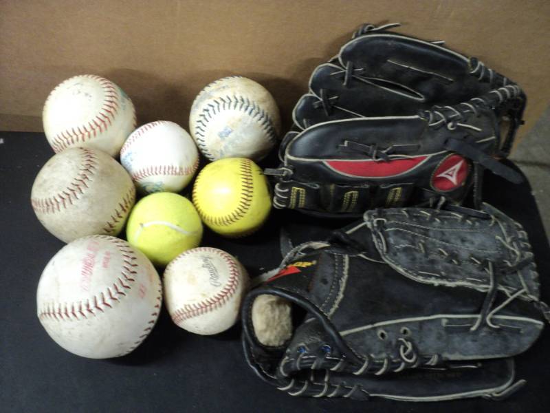 lot 125 image: 2 Gloves and 8 Balls...
