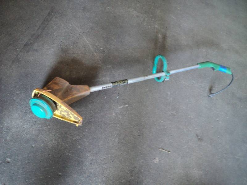 lot 170 image: Electric Weed Wacker- tested and wo...