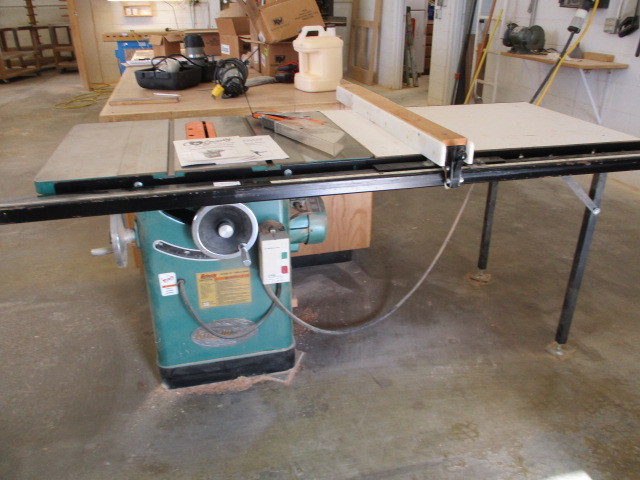 lot 8 image: Grizzly Table Saw