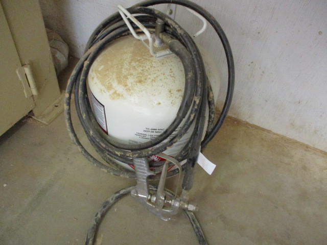 lot 32 image: Adhesive canister and gun