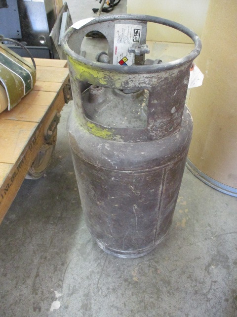 lot 39 image: Forklift lp tank
