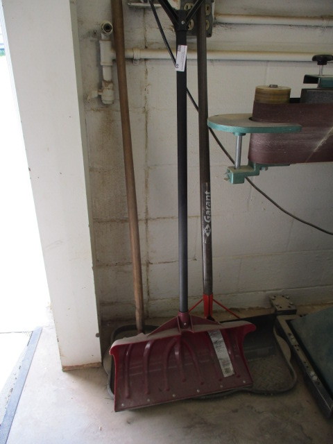 lot 60 image: Shovels and scraper