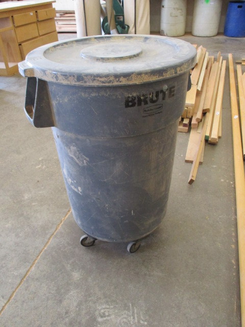 lot 98 image: Garbage Can on wheels