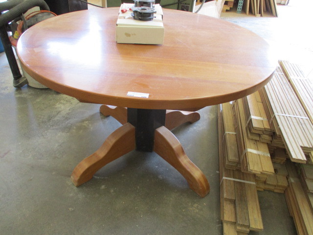 lot 106 image: Table