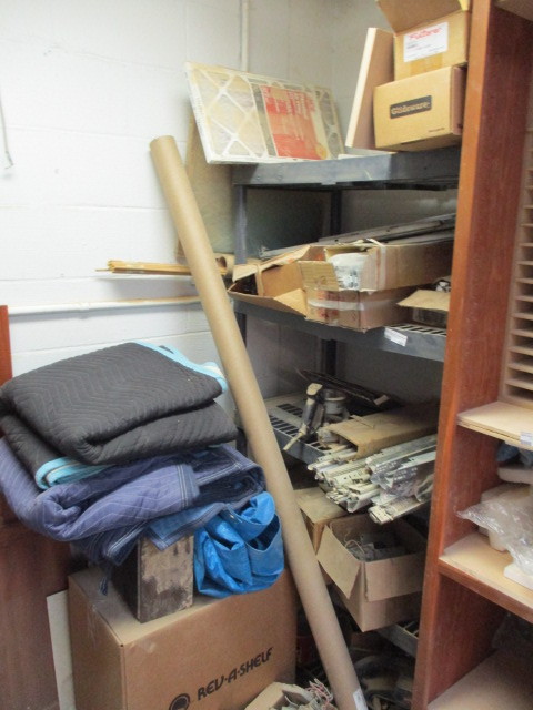 lot 198 image: Shelf and contents