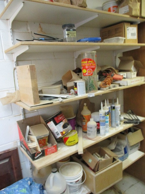 lot 202 image: Contents of shelf