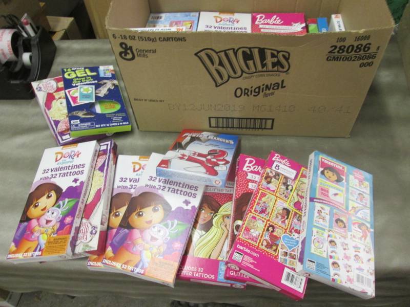 lot 187 image: Large Lot of Assorted Boxed Valenti...