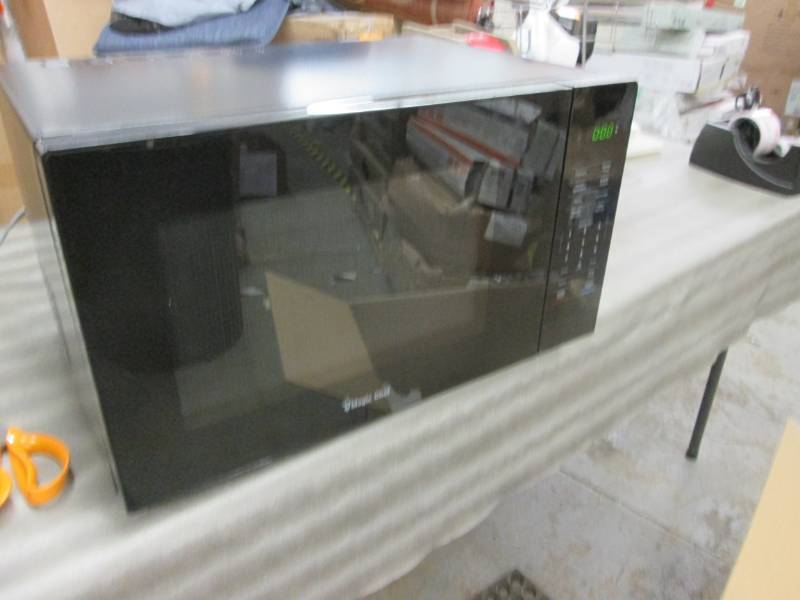 lot 244 image: Magic Chef 1.1 cu. ft. Countertop M...