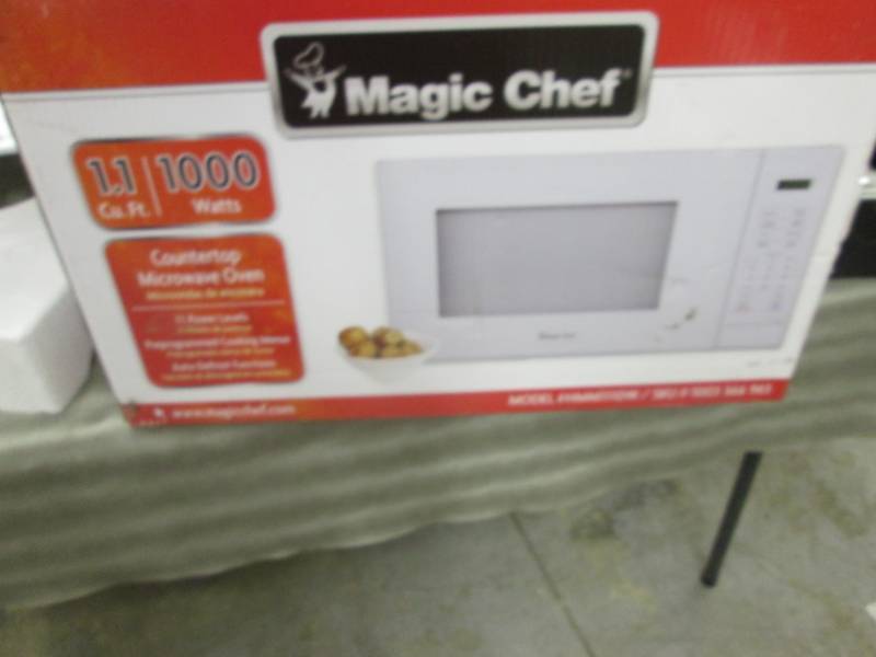 lot 245 image: Magic Chef 1.1 cu. ft. Countertop M...
