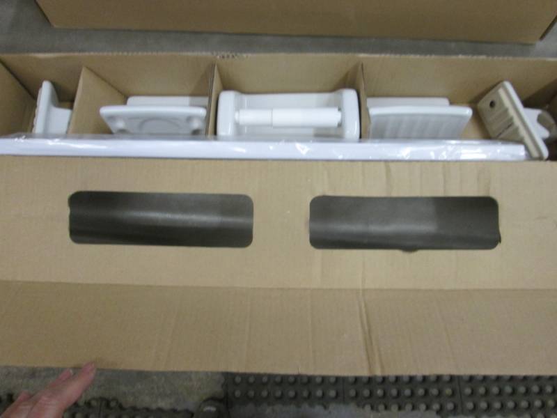 lot 292 image: Lenape Genuine Porcelain Bath Acces...
