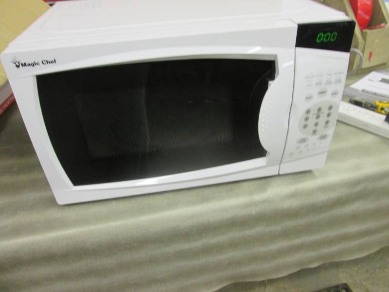 lot 304 image: Magic Chef 0.7 cu. ft. Countertop M...