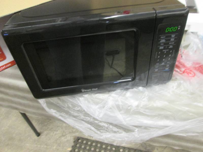 lot 305 image: Magic Chef 0.7 cu. ft. Countertop M...