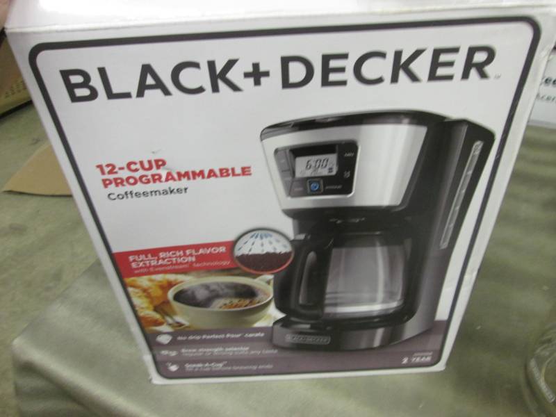 lot 316 image: Black & Decker 12-Cup Digital Progr...