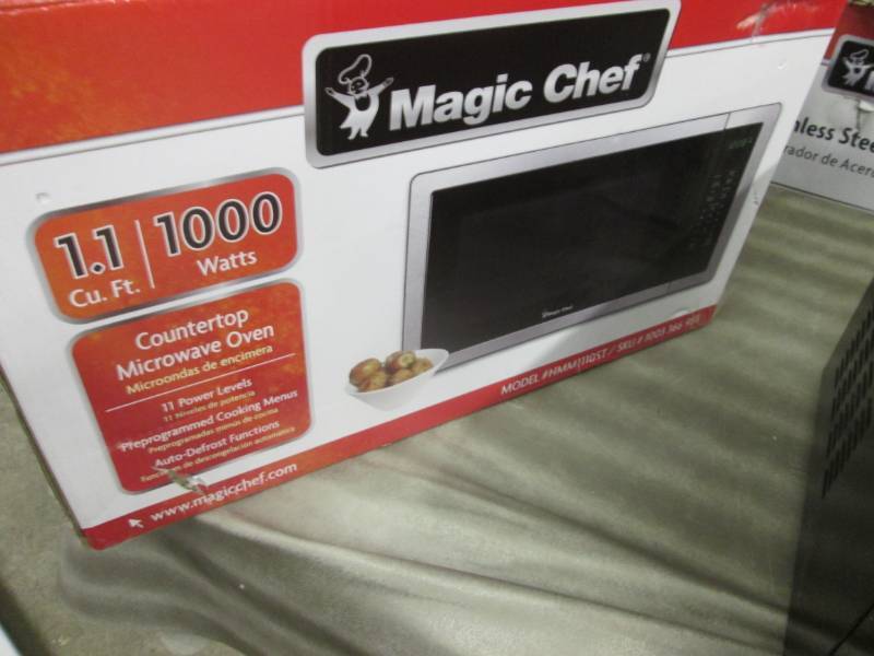 lot 320 image: Magic Chef 1.1 cu. ft. Countertop M...