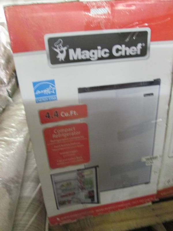 lot 323 image: Magic Chef 4.4 cu. ft. Mini Fridge ...