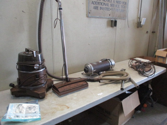lot 45 image: Vacuums