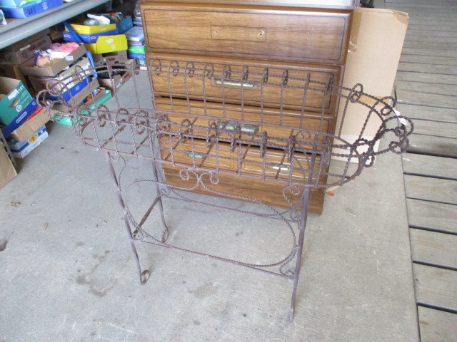 lot 51 image: Flower Stand