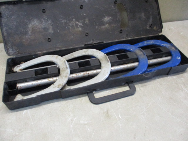 lot 104 image: Horseshoe set