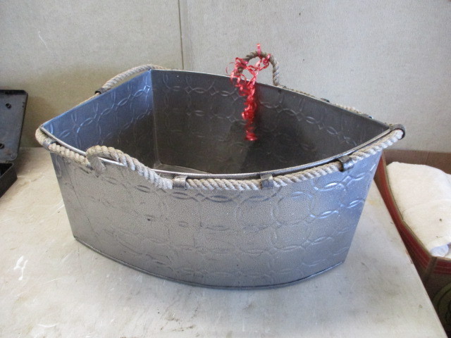 lot 105 image: Decorative Tin