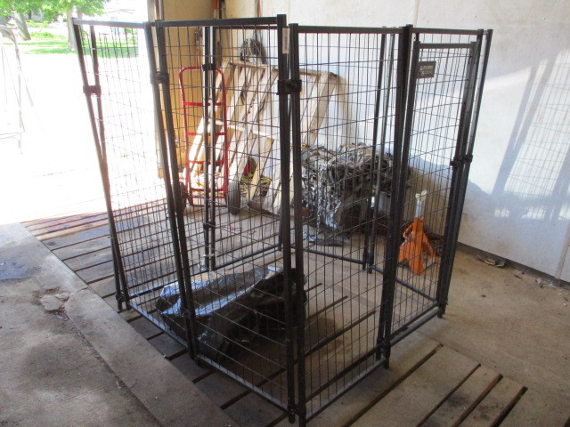 lot 119 image: Dog Kennel