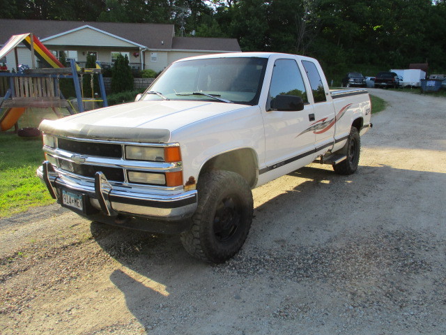 lot 1-1 image: 1997 Chevy 1500