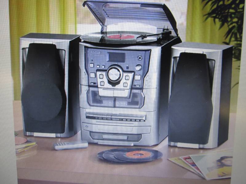 lot 9 image: 6-in-1 Deluxe Turntable, iPodMP3, ...