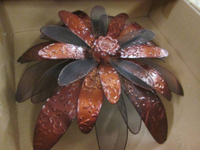 lot 32 image: Wall Flower Sculpture open box Reta...